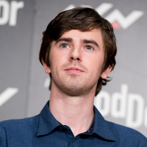 Freddie Highmore Son Evolution Physique En Images — Les plus beaux hommes option 35