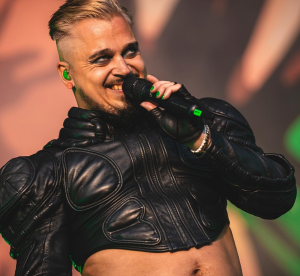 Zzzzz 1744398689nyttkuva 2025 04 11 220312 — Käärijä Outfits option 20