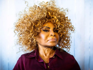 Elza Soares — Melhores cantores brasileiros option 22