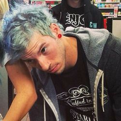 476aeb9019a7686f261cf711ea8bcfe5 — josh dun hairstyle tier list option 7