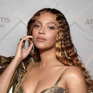Beyonce Grand Royal Weekend 2000 E7250d43275648ee8f6dda579d594d0f — Pop Girls in 2026 option 18