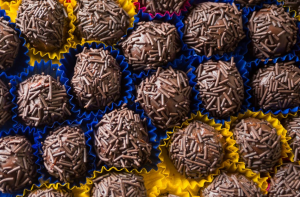 Brigadeiro Un Dulce Tipico De Brasil 1152x759jpg — Postres y dulces option 9