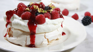 Pavlova Con Frutos Rojosjpg — Postres y dulces option 34