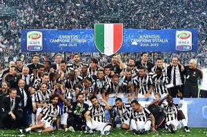 Shortly After The 3 1 Win In Turin The Juve Squad And Staff Gathered To Celebrate Their Stunning 2014 15 Serie A Title Success 600x399jpeg — Mejores Primes de Equipos option 11