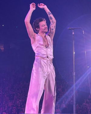 Tumblrf09e189a76aefad862110583b989325c6be0367b500jpg — Love on Tour Outfits Harry Styles option 38