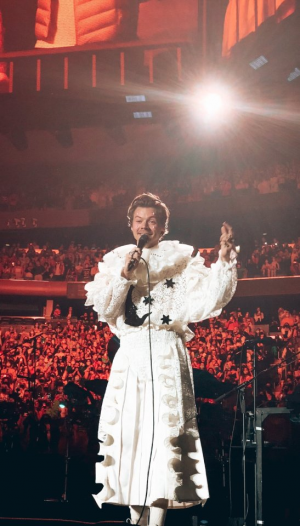 Tumblrf1570ff51e3b428ad8549634be06258e72a56cd6640jpg — Love on Tour Outfits Harry Styles option 40