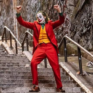 Img Coringa Sitejpeg — Melhores trajes dos filmes do Batman option 17