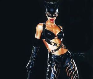 Mulher Gato Halle Berryjpg — Melhores trajes dos filmes do Batman option 22