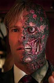 Two Faces Dkjpg — Melhores trajes dos filmes do Batman option 32