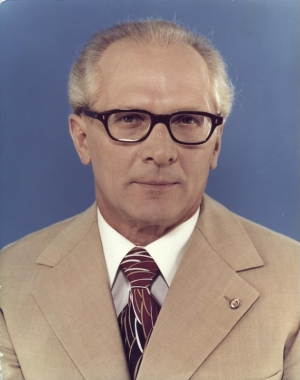 Bundesarchivbild183 R1220 401erichhoneckerjpg — Socialist Theorists and Leader (Updated) option 19