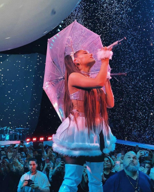 Sweetener outlet tour outfits