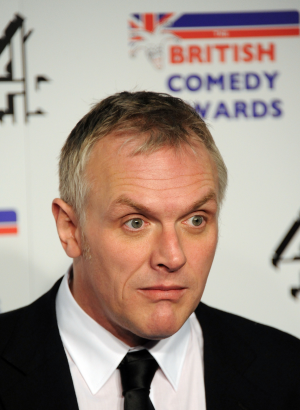 Mv5bnzm4ndq2nju4ov5bml5banbnxkftztcwnzg1njcxnwaav1jpg — UK Comedians option 26