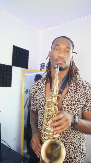 Dreamybull playing Saxophone with different sound