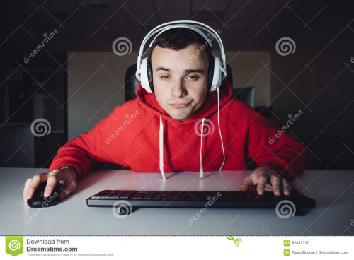 задумчивый геймер перед монитором, анализирующий последствия настроек